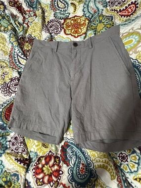 Amazon Essentials Men's Flat-Front Gray Shorts